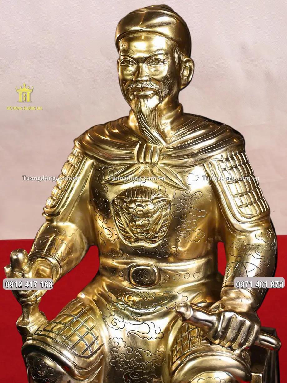 Ngài được đúc theo dáng ngồi oai nghiêm